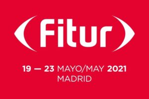 Han sido muchos meses de incertidumbre, pero finalmente Fitur 2021 sí se celebrará. Sin embargo, la gran feria del turismo internacional cambia de fechas para adaptarse a la complicada situación actual. De manera excepcional tendrá lugar entre el 19 y el 23 de mayo, como siempre, en el recinto de IFEMA de Madrid. Un pequeño respiro para el sector El turismo está sufriendo más que ningún otro sector las consecuencias de la pandemia y de las restricciones a la movilidad. Hoteles y establecimientos dedicados a la hostelería o a actividades de ocio han visto reducida al mínimo su actividad, al igual que líneas aéreas y touroperadores. Fitur 2021 supone una llamada a la esperanza y una muestra del deseo de una vuelta paulatina a la normalidad. La feria pretende servir en esta inusual edición de impulso para la recuperación del turismo, siendo, como siempre ha sido, punto de encuentro de profesionales y empresas de todo el mundo. Y, de hecho, desde que se hizo público que sí se celebraría Fitur 2021 la expectación no ha parado de crecer. Una feria diferente Evidentemente, en este Fitur 2021 cambiarán muchas cosas más allá de la fecha. En primer lugar, por la necesidad de garantizar al máximo la seguridad de participantes y visitantes de la feria. La Covid-19 impone unos estrictos protocolos de protección frente a la expansión del virus que desde la organización se asegura se cumplirán de manera rigurosa. Por otro lado, y para garantizar la mayor asistencia dentro de las imprescindibles limitaciones, se han planteado toda una serie de iniciativas que van desde calendarios flexibles para realizar reservas y contrataciones hasta descuentos o condiciones específicas de cancelación en caso de posibles eventualidades. Todo para que Fitur 2021 pueda desarrollarse dentro de una relativa normalidad. Por supuesto, esta será una edición centrada en la recuperación del turismo. Por ello, se plantean nuevos contenidos especializados y nichos de negocio. Así, en Fitur 2021 las nuevas tecnologías tendrán un papel muy relevante. A nadie se le escapa que, en esta complicada situación para el turismo, las empresas del sector están más obligadas que nunca a modernizarse y a ofrecer un valor añadido a los clientes. Por ello, las previsiones apuntan a que soluciones basadas en inteligencia artificial o en el uso de big data en todo lo relacionado con la gestión hotelera tendrán protagonismo en Fitur 2021. El desarrollo de nuevas y más avanzadas herramientas informáticas permite mejorar la experiencia de los viajeros facilitando todo lo relacionado con reservas, check-in o pagos. Y es algo que se verá más que nunca en esta edición de la feria. Un gran reto por delante El objetivo primordial de esta edición número 41 de la Feria Internacional de Turismo es conseguir relanzar un sector que sufre como ningún otro la incertidumbre de una situación excepcional. Por ello, y como no podía ser de otro modo, Fitur 2021 cuenta con el respaldo de administraciones y de empresas del sector. El deseo ahora es que la acogida, dentro de las posibilidades, tenga tanto éxito como en ediciones anteriores. Fitur está considerada como la segunda feria de turismo a nivel internacional y la más destacada en lo que al ámbito iberoamericano se refiere. En sus últimas ediciones ha sido capaz de reunir a más de 11.000 empresas de 165 países y ha contado con la visita de más de 250.000 asistentes. No solo eso, sino que su impacto económico se calcula en unos 330 millones de euros. Seguramente Fitur 2021 sea muy diferente en esos aspectos, pero su relevancia y su papel en la revitalización del sector del turismo será, sin duda, mucho más importante que nunca.