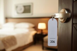 ¿Sabes que las habitaciones de tu hotel son activos comerciales? Tal vez no lo sabías y no les sacabas provecho, así que es el momento de cambiar esto. En este artículo de Hotelgest te contamos cómo.